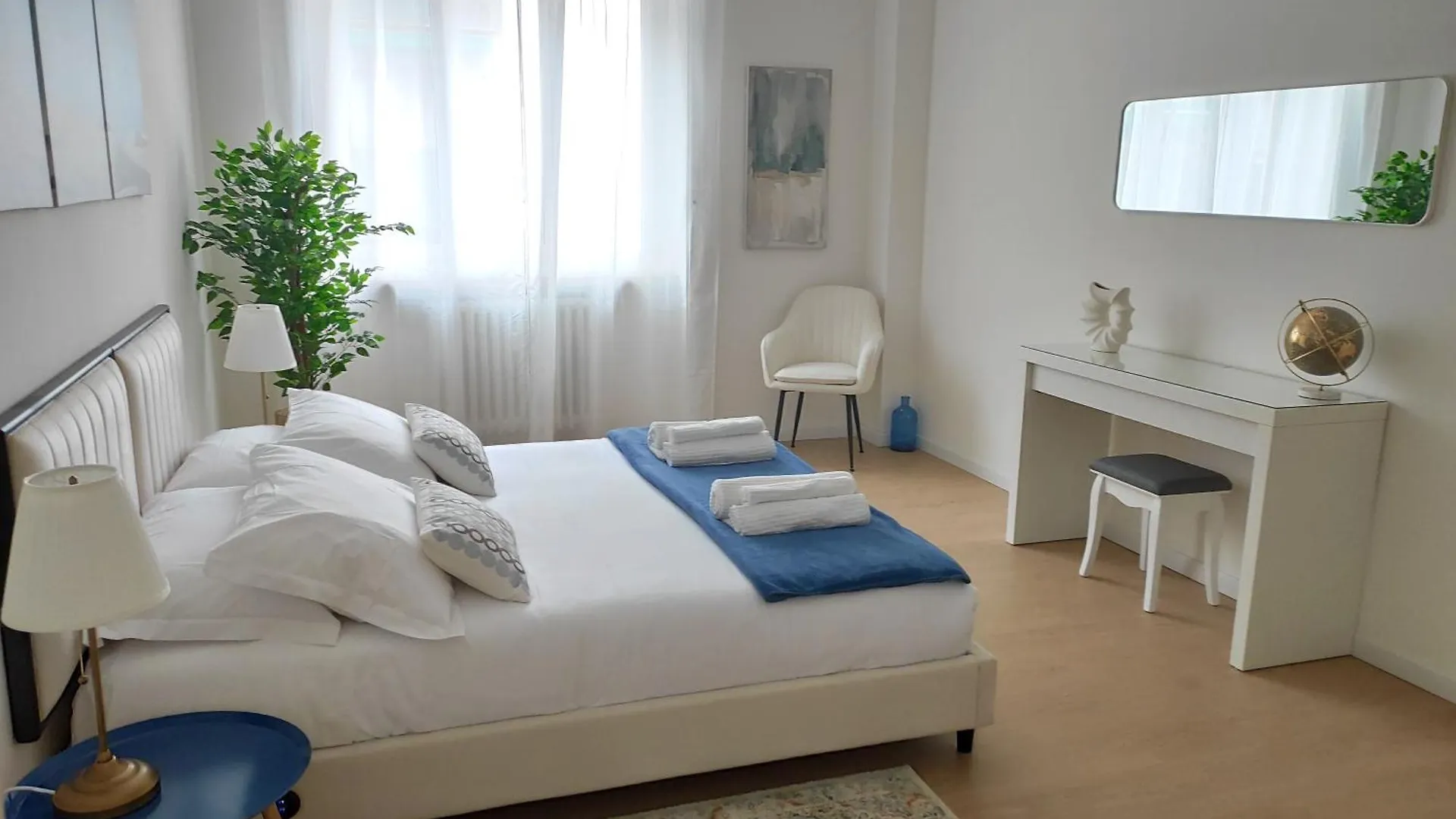 Mico Elegante E Raffinato Trilocale Appartamento contacts